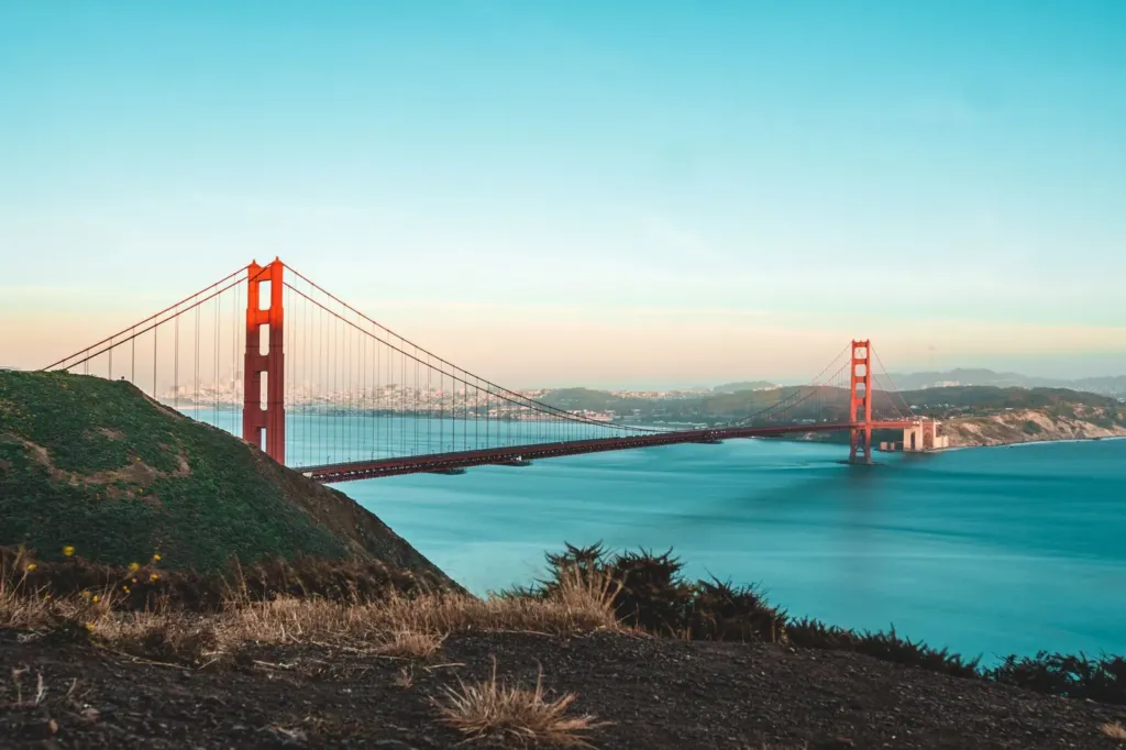 Golden Gate Bridge in San Francisco gezien vanaf een heuvel bij zonsondergang