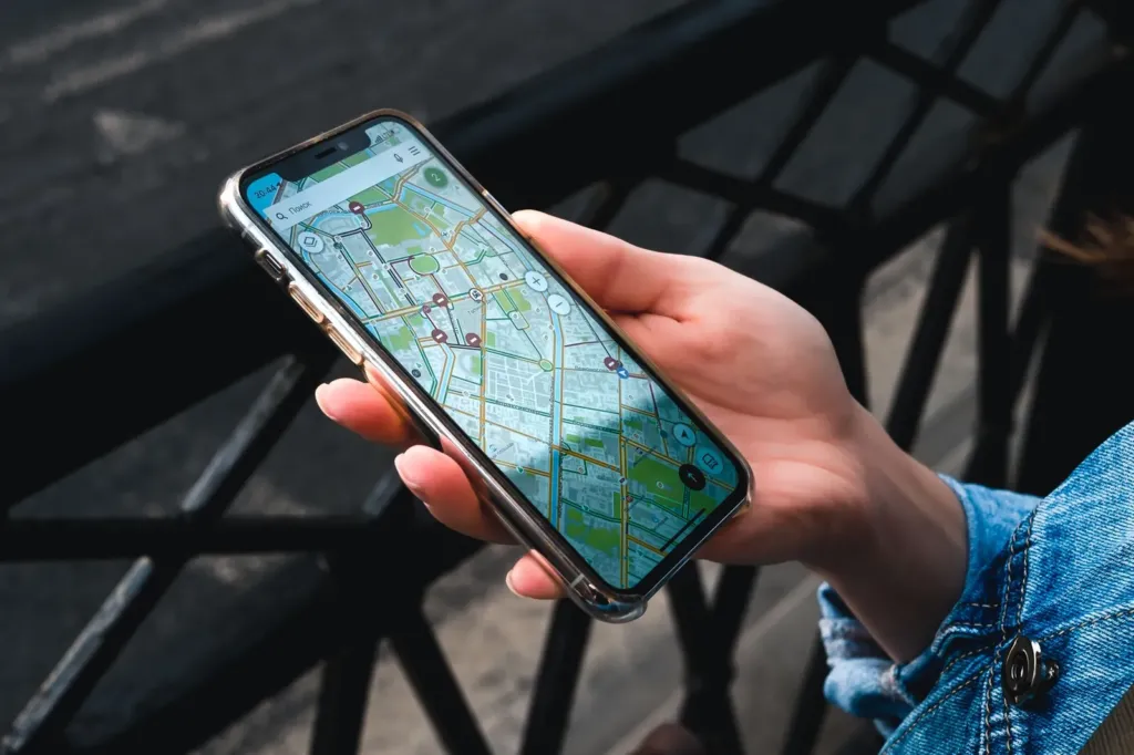 Hand houdt een smartphone vast met een geopende kaartapp