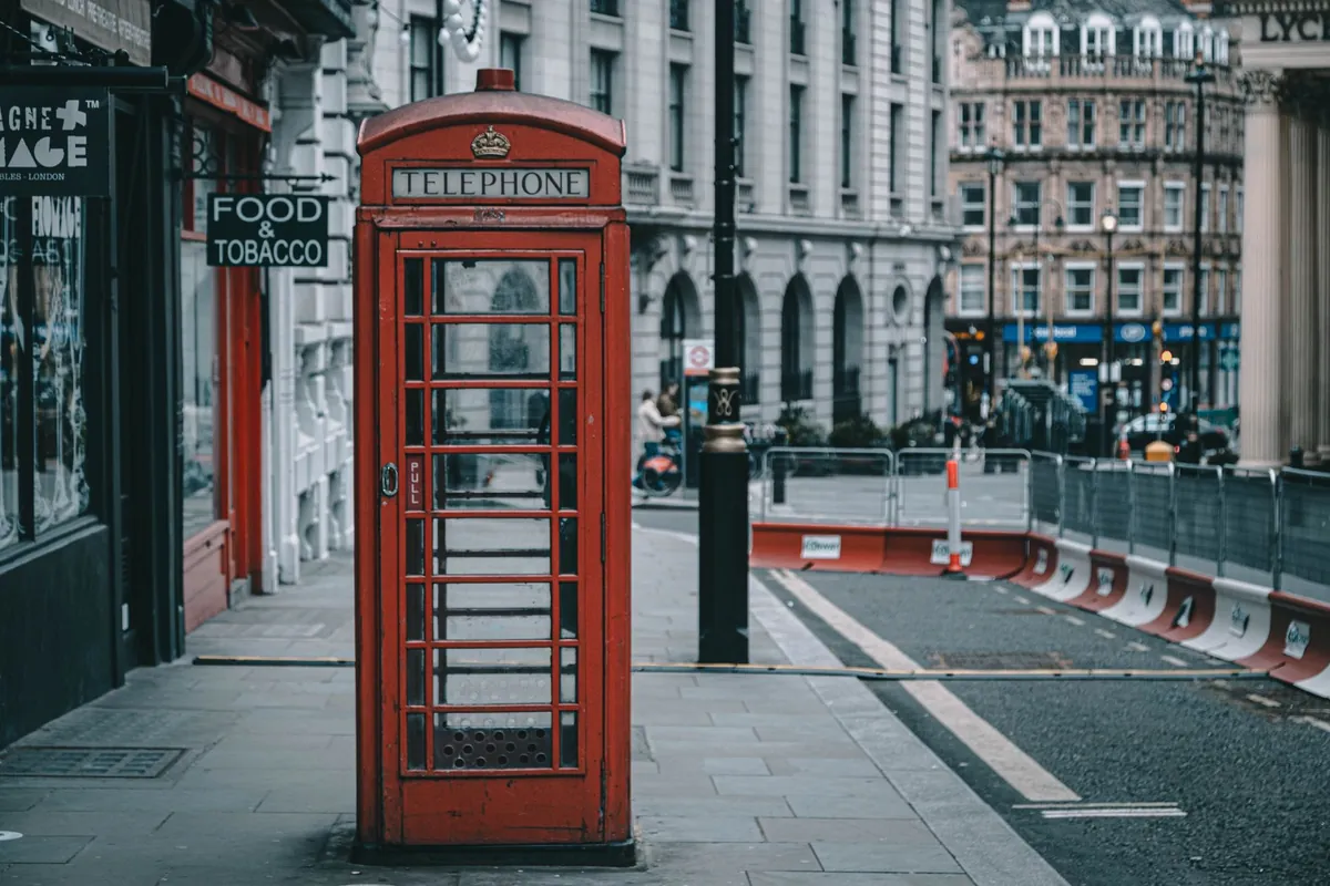 Rode Britse telefooncel op een stoep in een Londense straat